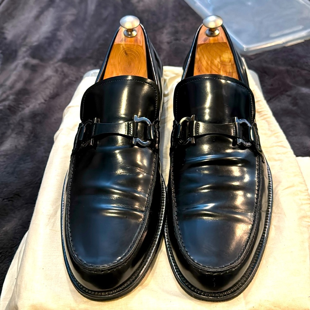 Size 12D Ferragamo Nicosia Gancini black leather loafer. great condition